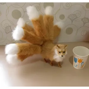 Vue détaillée d'un renard à neuf queues simulé, accessoire en peluche réaliste.