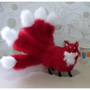 Peluche renard à neuf queues réaliste accessoire photo rouge blanc ornementation détail