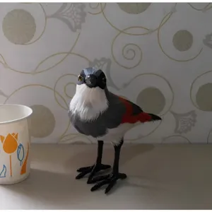 Realistische gevederde vogel figuur als mooie bureau ornament voor tuin decoratie