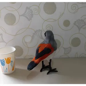 Geverfde simulatievogel detail, decoratief bureau-ornament met realistisch vogeldesign.