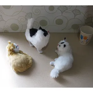 Detailopname van drie pluche kattenornamenten met imitatiebont en handgemaakt ontwerp.