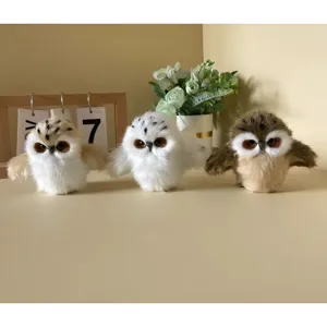 Vue détaillée des figurines de hibou en fourrure synthétique, artisanat et décors