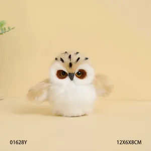 Figurine de hibou pelucheux avec ailes deployees, jolie decoration de Noel maison.