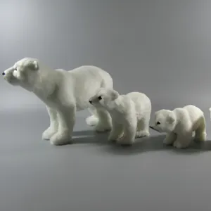 Vista dettagliata di statuette di famiglia di orsi polari simulati, ideale per decorazione da scrivania.