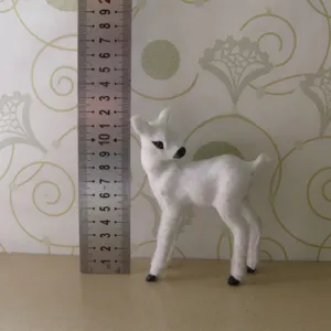 Geflockt wit herten beeldje detailweergave met meetliniaal voor miniatuur bonsai decor.