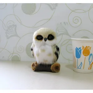 Gesimuleerde uil pluche speelgoed handwerk dier model statische bureau decoratie foto