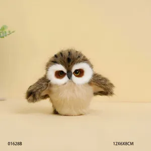Figurine hibou en fausse fourrure de simulation, ailes déployées, 12x6x8cm décoration cadeau.