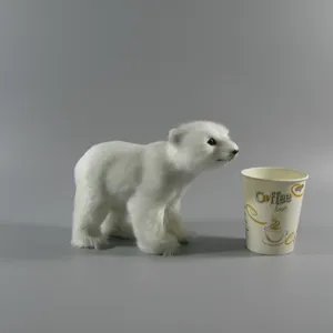 Simulazione piccola statuetta di orso polare bianco soprammobile dettaglio vetrina