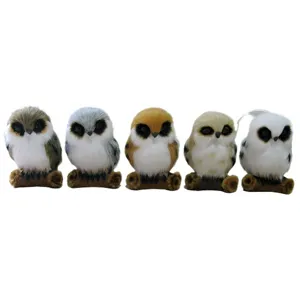 Set van vijf pluche uil simulatie schattige vogel beeldjes met tak basis decoratie.