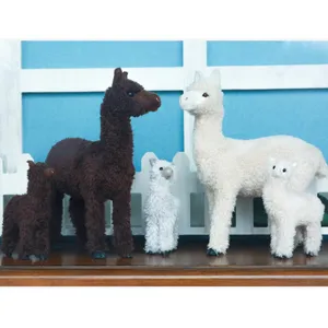 Set di simpatici peluche alpaca simulati, morbidi ornamenti di animali per decorazione.
