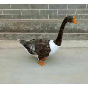 Detailansicht der großen Deko-Gans aus Kunstfedern, ideal für Hochzeitsdekorationen.
