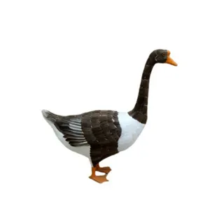 Detailansicht der Simulations-Feder grau und weiße Gans Figur Ornament Requisite.