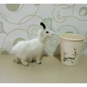 Simulazione statuetta di capra bianca e nera peluche animale decorazione scrivania