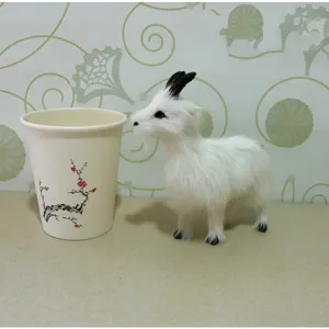 Statua di capra bianca di simulazione peluche decorazione scrivania modello agnello