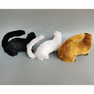 Detailansicht von Simulations-Wiesel-Tierfiguren in verschiedenen Farben für Dekoration.