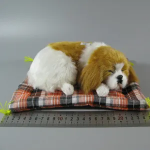 Simuliertes schlafendes Hund Plüschtier mit Karo Kissen für Auto und Dekoration.