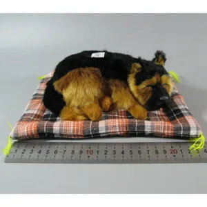 Realistisches schlafendes deutsches Schäferhund Plüschtier mit Kissen und Metallineal.