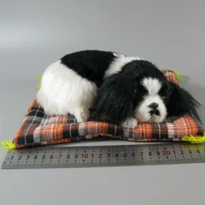 Realistisches schlafendes Plüschhund-Spielzeug mit kariertem Kissen für die schöne Heimdekoration.