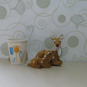 Set di figurine di cervo sika floccato madre e bambino per decorazione da tavolo.