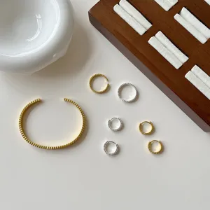 Exquisites geometrisches strukturiertes Metall Armband Ring und Ohrringe Set für Damen Schmuck.