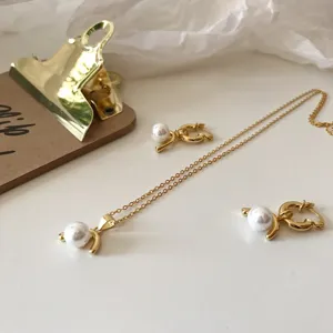 Elegante set di collana e orecchini con perle a J rovesciata in argento S925 moda donna.