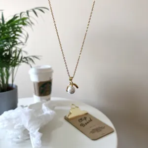 Squisita collana con ciondolo in perla J rovesciata in argento S925, stile moda elegante.