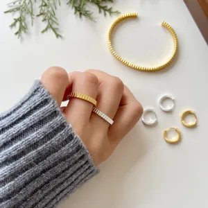 Elegantes Band Design Silber und Gold Schmuckset mit Ring, Armband und Ohrringen.