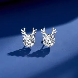Dettaglio in primo piano di orecchini a lobo in argento con corna di cervo e zirconi.