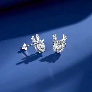 Primo piano ravvicinato e dettagliato di orecchini a lobo cervo argento zircone chic.