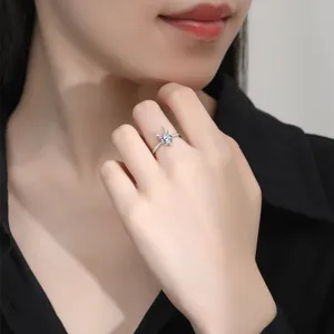 Primo piano dettagliato di un anello aperto in argento sterling con corna di cervo e zircone.