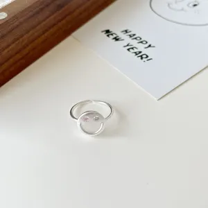 Detailansicht eines silbernen Offenen Rings mit mattem Smiley-Gesicht und funkelnden Zirkonia.