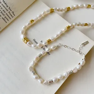 Gros plan sur le collier et le bracelet de perles baroques avec perles métalliques.