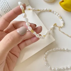 Collier de perles baroques fait main avec des perles d'espacement en métal doré pour femmes