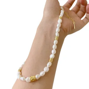 Collier de perles d'eau douce baroques avec perles d'espacement dorées pour femmes.