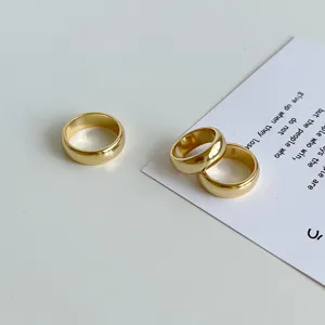 Minimalistisches goldenes Sterlingsilber Ring klassisch glatt glänzend geometrischer Schmuck