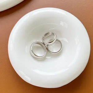 Minimalistisches silbernes glattes Ringe 3er Set moderne stilvolle modische Schmuckaccessoires