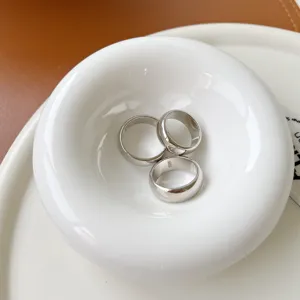 Minimalistisches S925 Sterlingsilber glatte Ringe Set, klassischer Modeschmuck für Frauen.