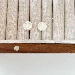 Exquisite S925 Silber Smiley Ohrstecker mit funkelnden Zirkon Augensteinen im Detail.