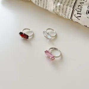 Vista dettagliata di anelli aperti in argento S925 con chic design di pietre colorate.
