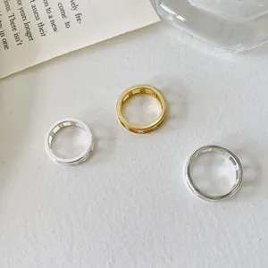Detailansicht der stylischen S925 Silber geometrischen Eiswuerfel Gitter Zirkon Ringe Set.
