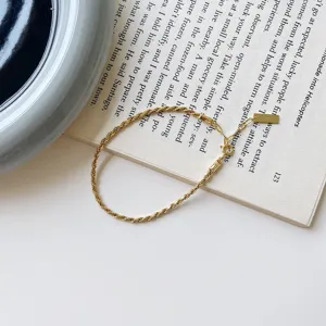 Detailaufnahme einer minimalistischen, vergoldeten Kordelkette aus Sterlingsilber.