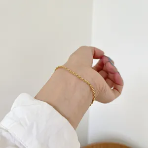 Filigranes Gold Seilkette Armband Handgelenk Detail minimalistischer Modeschmuck Stil