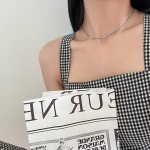 Detailaufnahme der silbernen Kordelkette mit feinem verdrehtem Design und minimalistischem Stil.