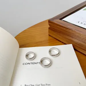 Minimalistisches Sterlingsilber schlichte Ringe Set, klassischer Ring im Ins-Stil für Damen.