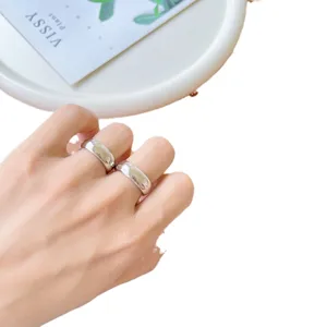Minimalistische glatte dicke Silberringe, klassischer Ins-Stil Statement Fingerschmuck.