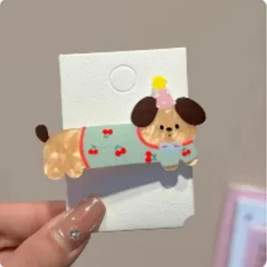 Vue détaillée d'une jolie pince à cheveux chiot en acrylique pour un style quotidien charmant.