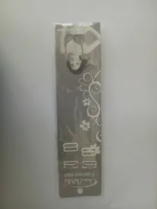 Detailansicht der Verpackungskarte für matte, transparente Ersatz-BH-Träger mit Grafik.