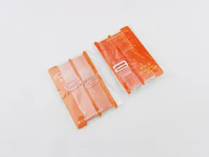 Detailansicht breiter, mattierter, transparenter BH-Träger mit Schnallen in Verpackung.