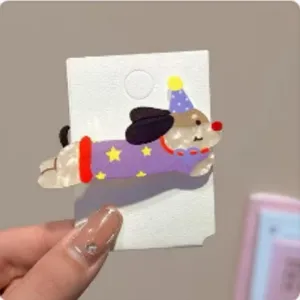 Gros plan détaillé d'une jolie pince à cheveux chiot de dessin animé, style mignon.