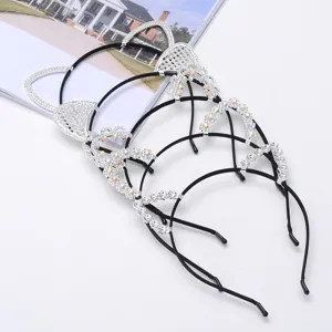 Dettaglio cerchietto orecchie di gatto strass, accessorio capelli corna diavolo cristallo.
